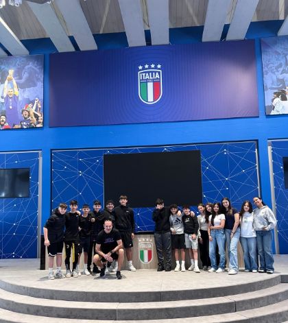Gli studenti della scuola media Montanelli Petrarca di Fucecchio in visita a Coverciano Gli studenti della scuola media Montanelli Petrarca di Fucecchio in visita a Coverciano