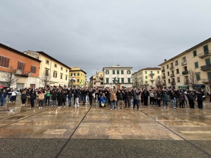 Quando la danza diventa messaggio: grande successo per il flash mob degli studenti del Checchi