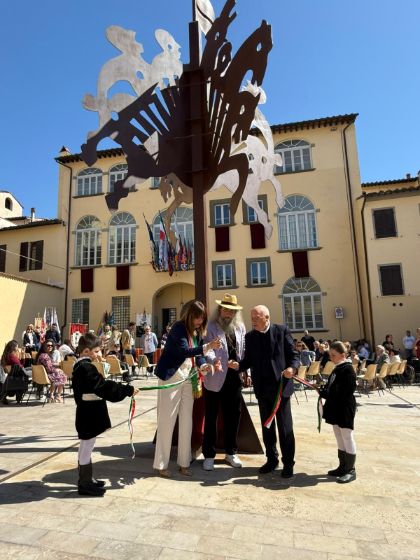 Inaugurato il monumento al Palio del maestro Puccinelli