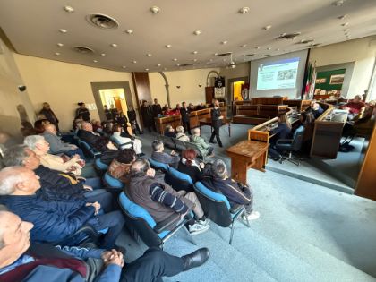 Sala consiliare gremita per l'incontro di sensibilizzazione sul fenomeno truffe
