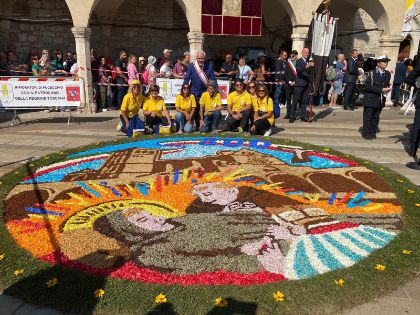 Gli infioratori di Fucecchio rendono omaggio a San Francesco