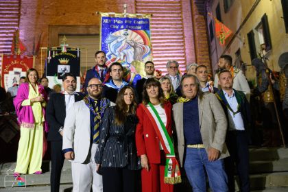 Una piazza Vittorio Veneto gremita accoglie il Cencio delle emozioni