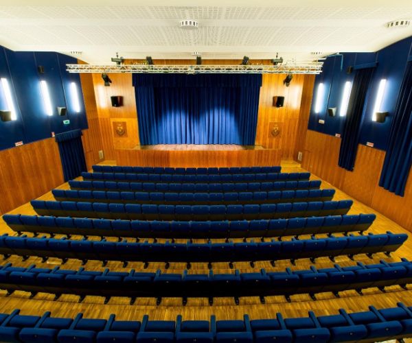 Sipario Blu, al via la nuova stagione di prosa del teatro Pacini